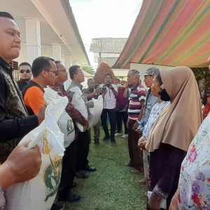 Penyerahan Bantuan Pangan Cadangan Beras Pemerintah Bulan November di Kecamatan Parmaksian