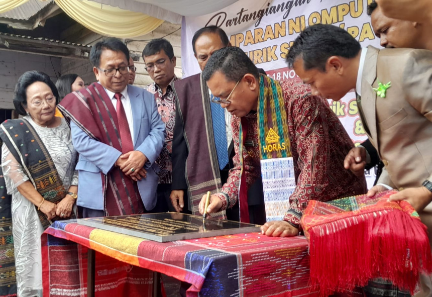 Penandatanganan Perubahan Nama Desa Bius Gu Barat menjadi Lumban Sirait Gu Kecamatan Parmaksian Kabupaten Toba