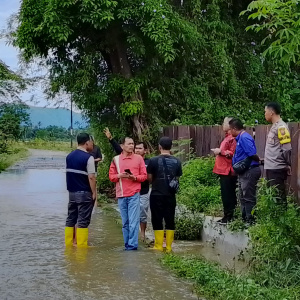 Tinjauan Bupati Toba ke Desa terkena bajir