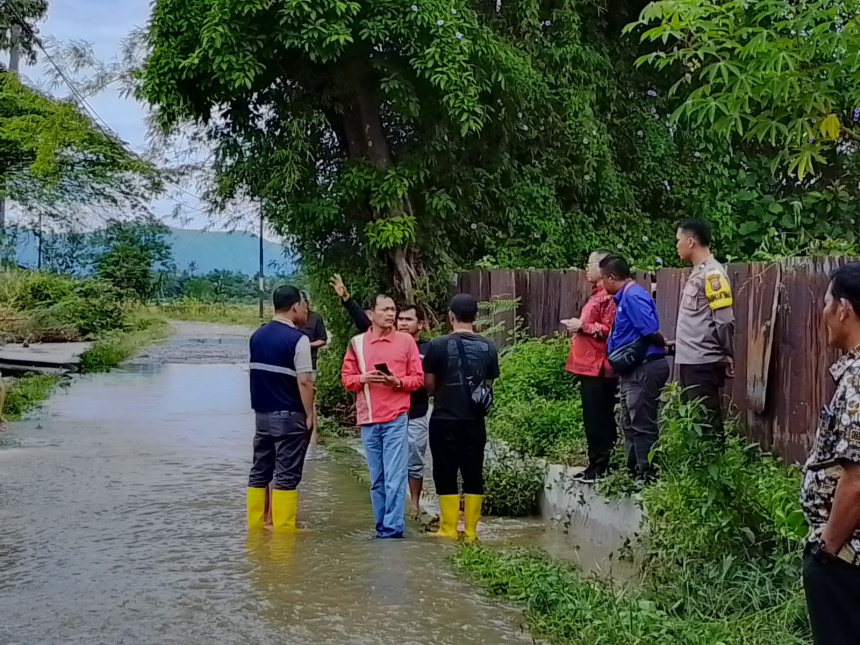 Tinjauan Bupati Toba ke Desa terkena bajir