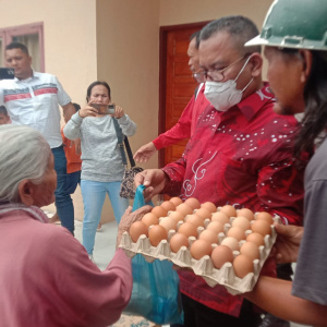 Penyerahan Bantuan Sembako dan Dapur Umum Bagi Masyarakat yang Terkena Banjir