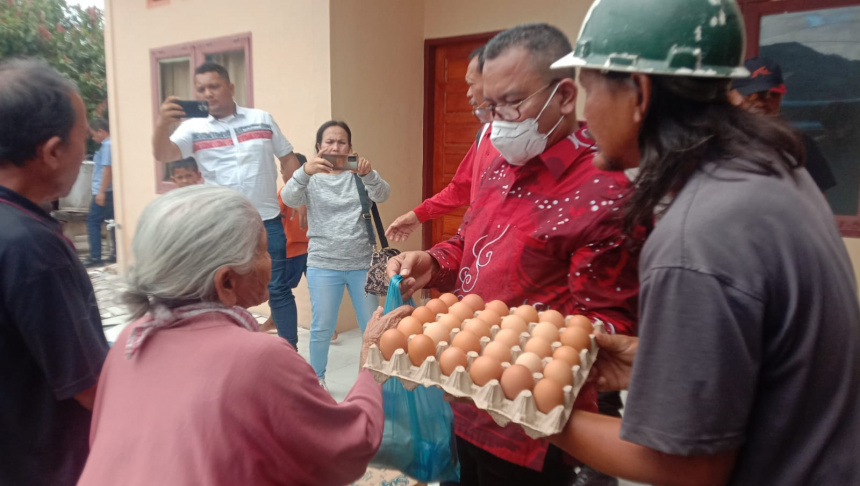 Penyerahan Bantuan Sembako dan Dapur Umum Bagi Masyarakat yang Terkena Banjir