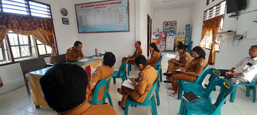 Rapat Staf Kantor Kecamatan Parmaksian