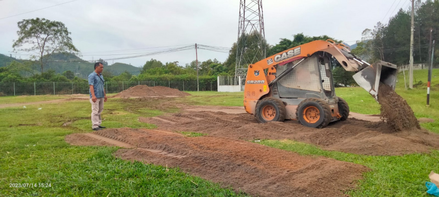 Persiapan Lapangan Lokasi Upacara HUT RI ke 78  Tahun 2023 Tingkat Kecamatan di Pasar Maduma Kecamatan Parmaksian