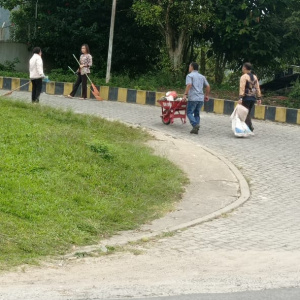 Operasi Pungut Sampah di Kantor Camat Parmaksian