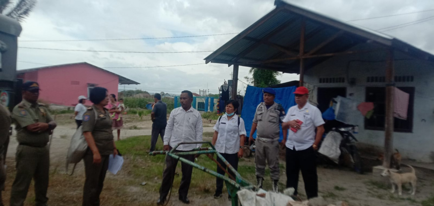 Monitoring Keamanan dan Ketertiban bersama Satuan Polisi Pamong Praja Kabupaten Toba P di Desa Lumban Manurung terkait Bangunan Rumah yang tidak memiliki IMB di Sosor Tunggar Lumban Manurung,  Rabu 26 Juli 2023