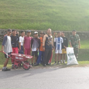 Gotong Royong di Jalan Protokol Kantor Camat Parmaksian