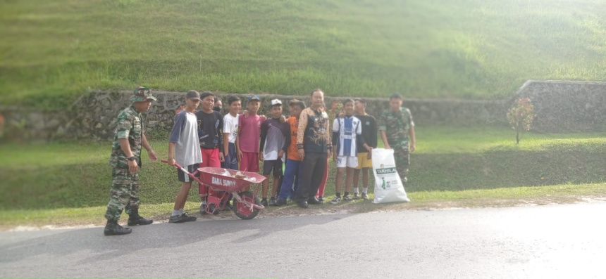 Gotong Royong di Jalan Protokol Kantor Camat Parmaksian