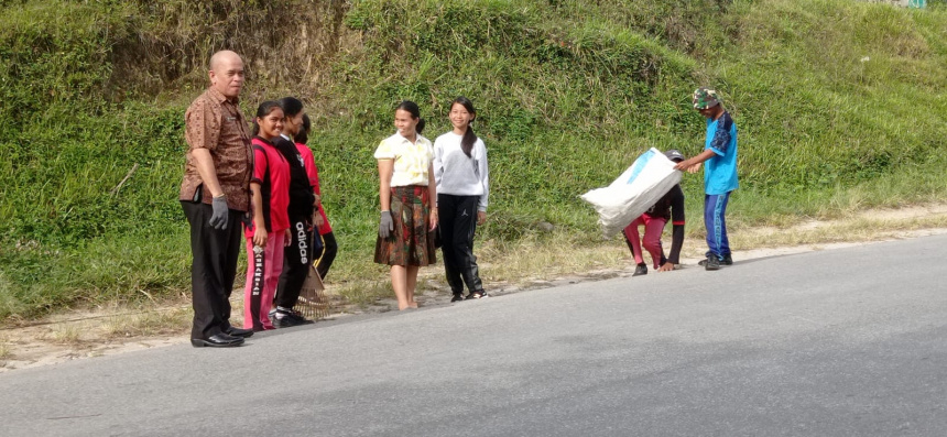 Gotong Royong di Kantor Kecamatan Parmaksian