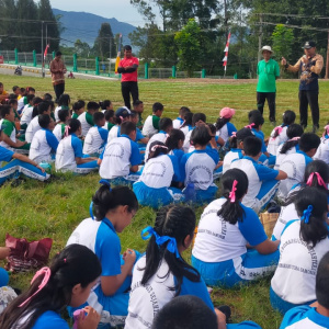 Lomba Lari Jujung Botol, Membawa Guli dalam Sendok, Lari Goni dan Tarik Tambang Putra dan Putri Tingkat SD dan SMP