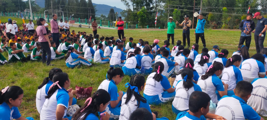 Lomba Lari Jujung Botol, Membawa Guli dalam Sendok, Lari Goni dan Tarik Tambang Putra dan Putri Tingkat SD dan SMP