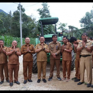 Penyerahan Alshintan Traktor  Jhon Deer untuk 6 (enam) Kecamatan