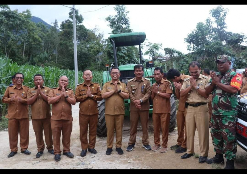 Penyerahan Alshintan Traktor Jhon Deer untuk 6 (enam) Kecamatan Penyerahan Alshintan Traktor Jhon Deer untuk 6 (enam) Kecamatan