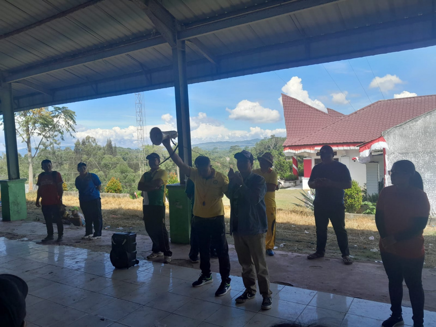 Lomba Tarik Tambang, Estapet Sarung dan Lomba Memasukkan Paku ke dalam Botol untuk Ibu PKK dan Ibu Guru  se Kecamatan Parmaksian