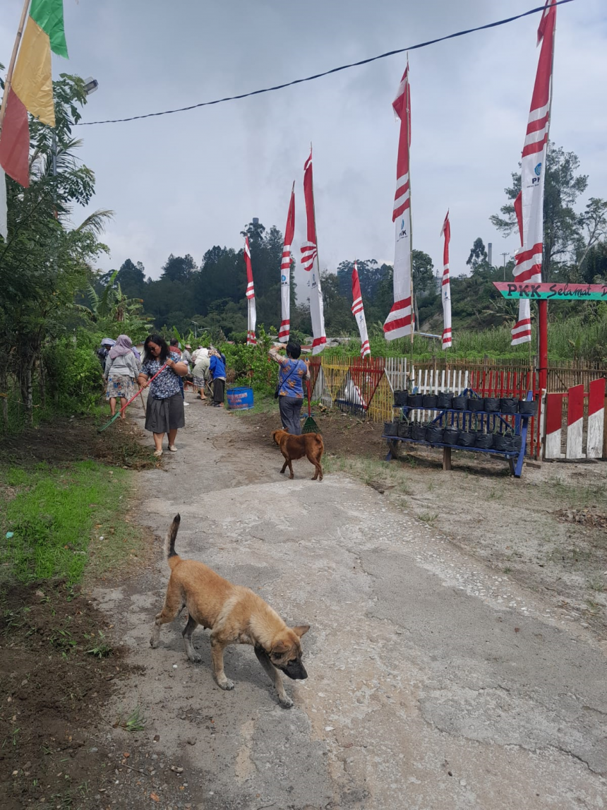 Gotong Royong di Desa Siantar Utara