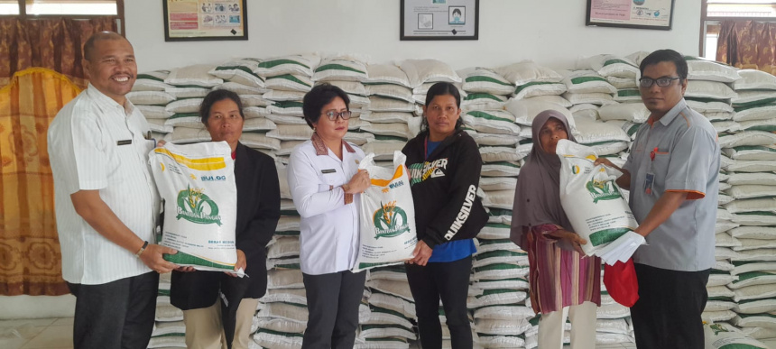 Penyaluran Bantuan Pangan Cadangan Beras Pemerintah (CBP) Bulan September di Kecamatan Parmaksian