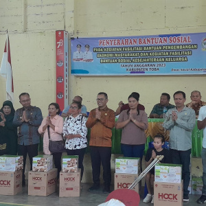 Penyerahan Bantuan Sosial padda Kegiatan Fasilitasi Bantuan Pengembangan Ekonomi Masyarakat dan Kegiatan Fasilitasi Bantuan Sosial Kesejahteraan Keluarga