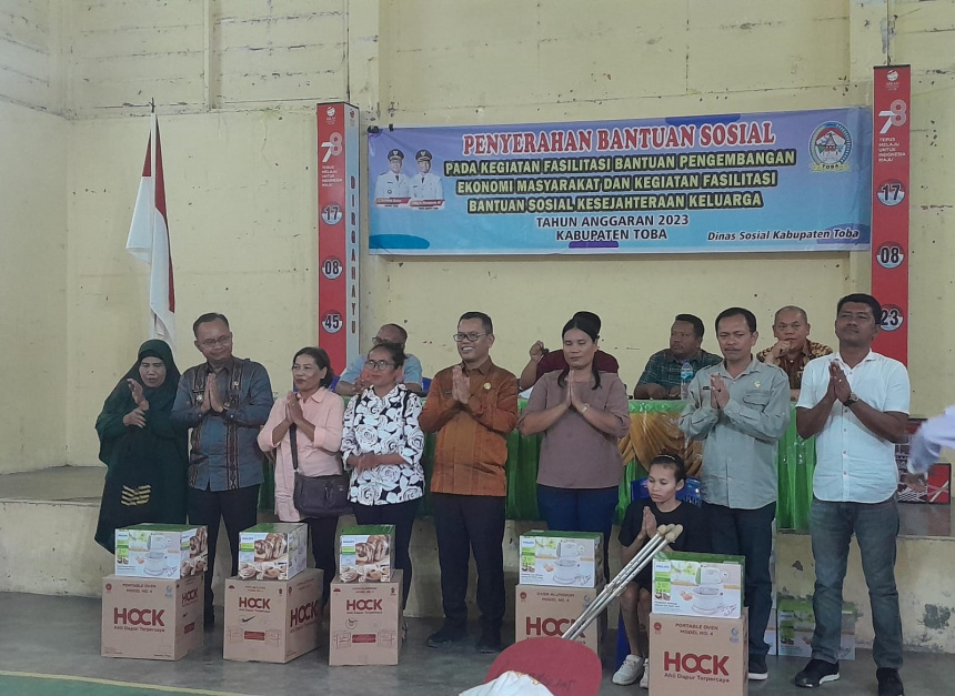 Penyerahan Bantuan Sosial padda Kegiatan Fasilitasi Bantuan Pengembangan Ekonomi Masyarakat dan Kegiatan Fasilitasi Bantuan Sosial Kesejahteraan Keluarga