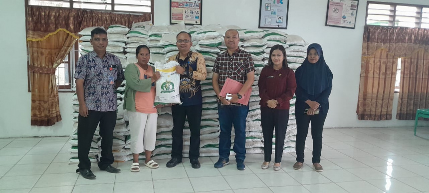 Penyaluran Bantuan Pangan Cadangan Beras Pemerintah (CBP) Bulan Oktober di Kecamatan Parmaksian
