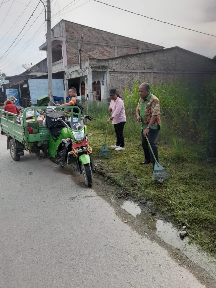 Gotong Royong bersama di desa Lumban Manurung