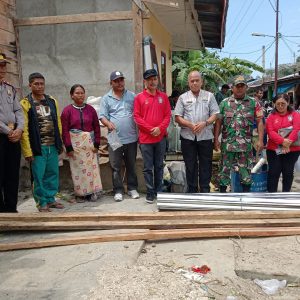 Penyerahan Bantuan Sosial kepada Keluarga Korban Pohon Tumbang di Desa Siantar Utara