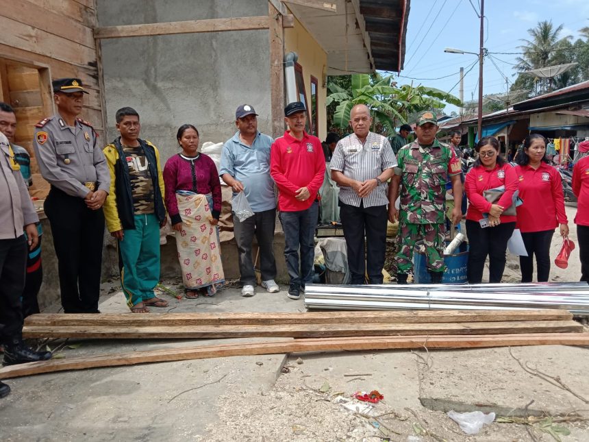 Penyerahan Bantuan Sosial kepada Keluarga Korban Pohon Tumbang di Desa Siantar Utara