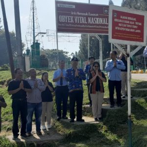 Pemasangan Plang “Dilarang Berdagang” di Pintu Masuk Sekolah Yayasan Bona Pasogit Sejahtera