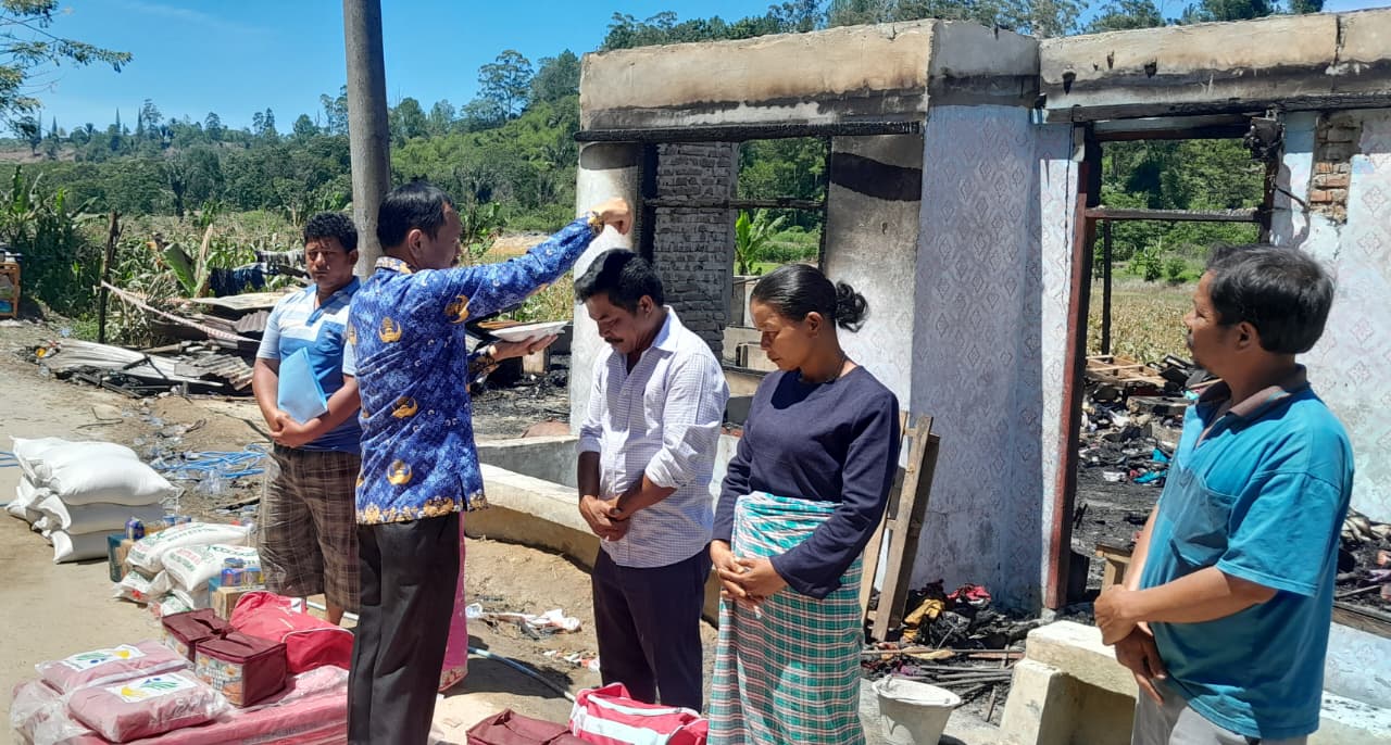 Penyerahan Bantuan Kepada Keluarga Korban Kebakaran di Desa Siantar Utara Penyerahan Bantuan Kepada Keluarga Korban Kebakaran di Desa Siantar Utara
