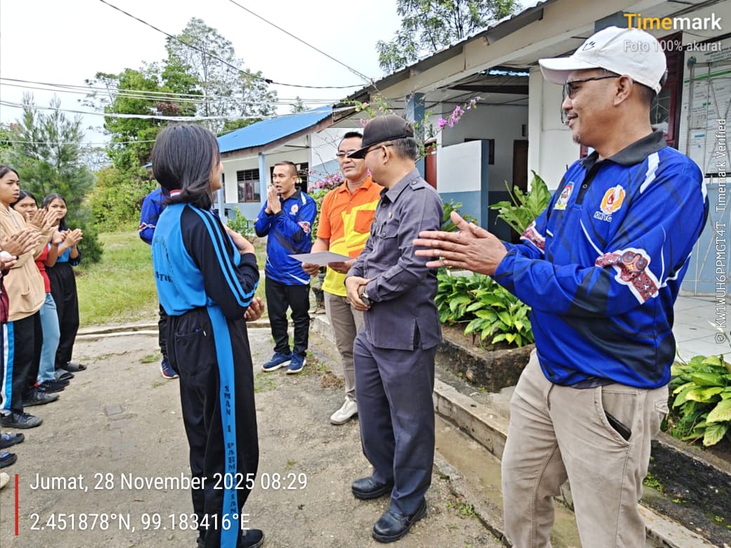 Pemberian Penghargaan Berupa Sertifikat Kepada Atlit Siswa-siswi SMA N 1 Parmaksian Pemberian Penghargaan Berupa Sertifikat Kepada Atlit Siswa-siswi SMA N 1 Parmaksian