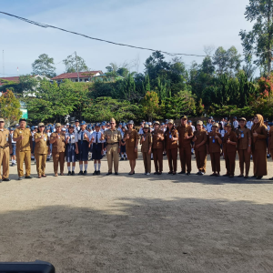 Upacara Pengibaran Bendera di SMP N 1 Parmaksian