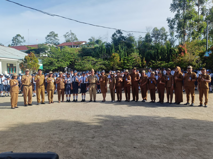 Upacara Pengibaran Bendera di SMP N 1 Parmaksian Upacara Pengibaran Bendera di SMP N 1 Parmaksian